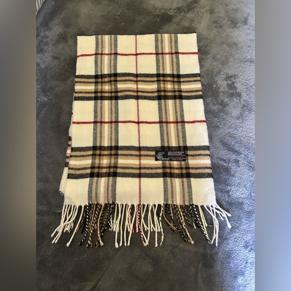 Plaid scarf Italian design. - Picture 1 of 3